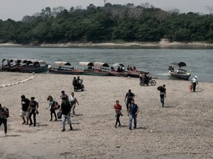 Personas refugiadas y migrantes de distintas nacionalidades ingresan a México de Guatemala tras cruzar el río Usumacinta, en Frontera Corozal, Chiapas.